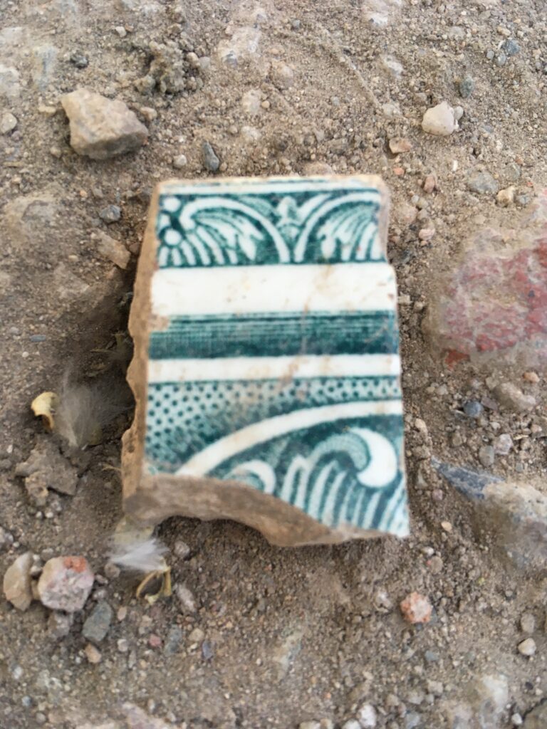 Een stukje van een oude tegel