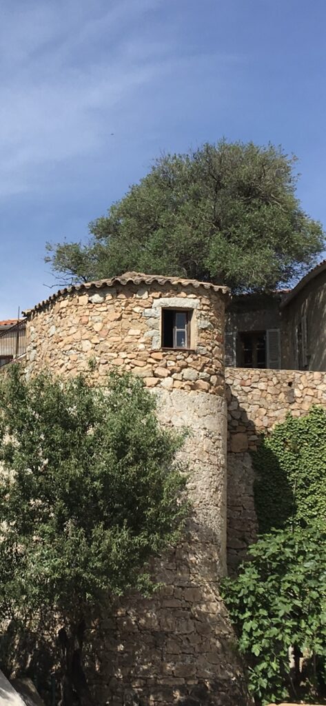 Torenkamer met open raam en wijnfles.