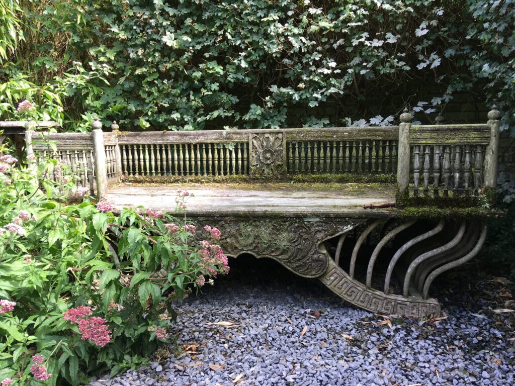 Oosterse bank van hout om vroeger door olifanten te dragen in de natuur